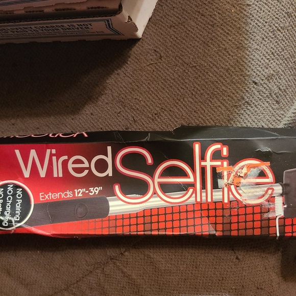 SmartLens Wired Selfie Stick - Picture 2 of 2